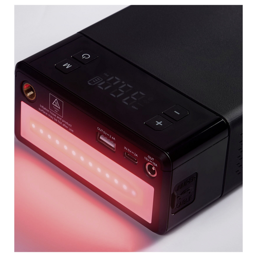 Das Bild zeigt eine schwarze tragbare Powerbank mit digitaler Anzeige und rotem LED-Licht. Sie hat mehrere USB-Anschlüsse.